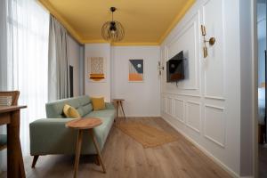 TV a/nebo společenská místnost v ubytování Bird Nest Suites