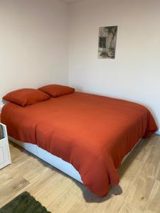 Ένα ή περισσότερα κρεβάτια σε δωμάτιο στο Chambre familiale indépendante avec salle de bain privée