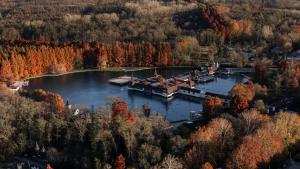 z góry widok na dom nad jeziorem w obiekcie Le Primore Hotel & Spa w Hévízie