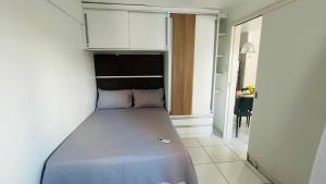 a small bedroom with a bed in a room at Gales de Pajuçara 703 Conforto, Piscina na Cobertura, Wifi 350 Mbps e a 50m da Praia! in Maceió +23 photos