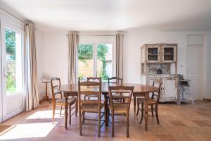 a dining room with a table and chairs at Nouveau ! Maison familiale à 100m de la plage in Saint-Trojan-les-Bains
