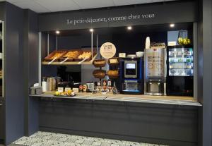 Příslušenství pro přípravu čaje a kávy v ubytování B&B HOTEL La Queue En Brie