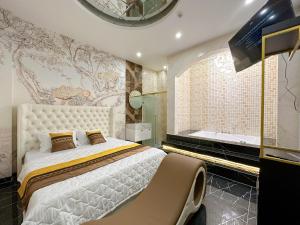 Ένα ή περισσότερα κρεβάτια σε δωμάτιο στο Sky Star Hotel