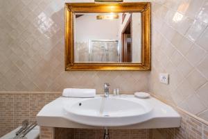 A bathroom at Corte Cristina & Suites