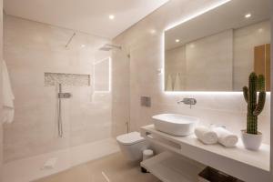 een badkamer met een wastafel, een toilet en een douche bij Orange Beach Ocean View, Porto de Mós VR29 in Lagos +16 foto's