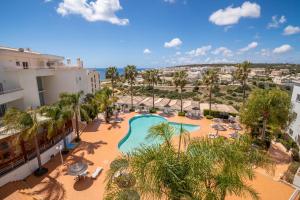 een luchtzicht op een resort met een zwembad en palmbomen bij Orange Beach Ocean View, Porto de Mós VR29 in Lagos