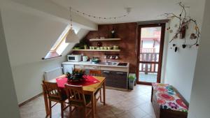 Η κουζίνα ή μικρή κουζίνα στο Apartamenty Kletno