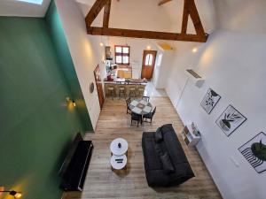 an overhead view of a living room and dining room at Lavoir - Séjour à Auxerre in Auxerre