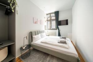 A bed or beds in a room at Homely Berlin - Central, Spacious, Rosenthaler Platz I Cafe