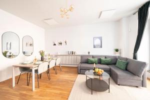A seating area at Homely Berlin - Central, Spacious, Rosenthaler Platz I Cafe