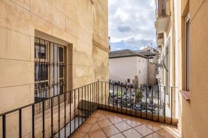un balcone di un edificio con ringhiera e finestra di Luxury Suite Reina Isabel a Granada