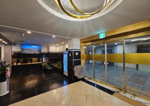 Regency Hotel的电视和/或娱乐中心