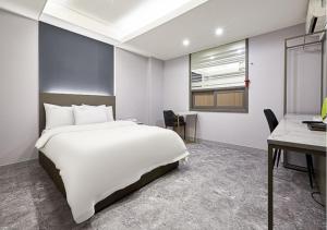 Regency Hotel客房内的一张或多张床位