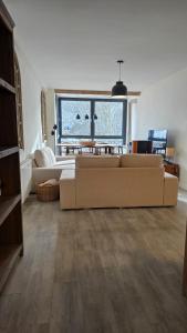 Una sala de estar con un sofá y una ventana grande. en Sierra Nevada Haven, en Sierra Nevada