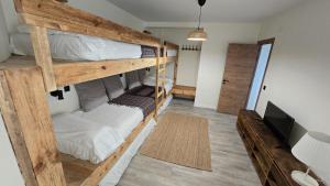 Una habitación con dos literas y un televisor. en Sierra Nevada Haven, en Sierra Nevada 64 fotos más