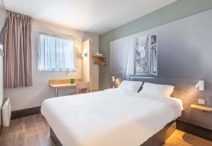 Postel nebo postele na pokoji v ubytování B&B HOTEL Bourges 2