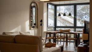 Una sala de estar con un sofá y una mesa con sillas. en Sierra Nevada Haven, en Sierra Nevada
