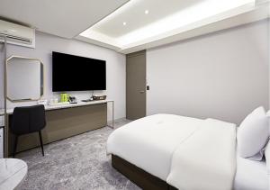 Regency Hotel的电视和/或娱乐中心