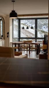 sala de estar con mesas y ventana grande en Sierra Nevada Haven, en Sierra Nevada