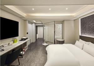 Regency Hotel客房内的一张或多张床位