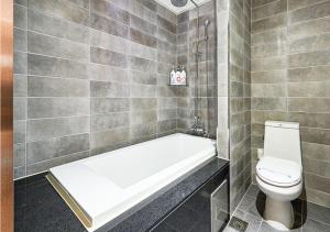 Regency Hotel的一间浴室