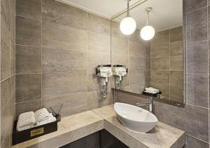 Koupelna v ubytování Regency Hotel + 37 fotografií