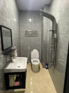 ein Badezimmer mit Waschbecken, Toilette und Dusche in der Unterkunft Hotel Tân Bình Bàu Bàng in Ấp Bàu Cỏ