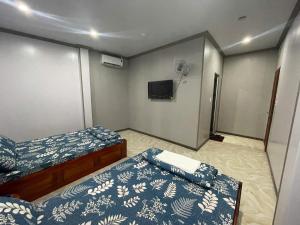 Kleines Zimmer mit 2 Betten und einem TV in der Unterkunft Hotel Tân Bình Bàu Bàng in Ấp Bàu Cỏ