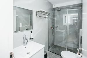 Koupelna v ubytování Domus Bat Galim Hotel + 37 fotografií
