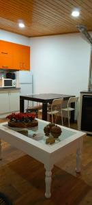 Dapur atau dapur kecil di Vivienda con jardin terraza y barbacoa