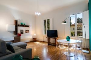 a living room with a couch and a table at AF51 Florence Apartment in Florence