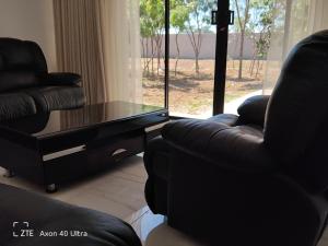 Posezení v ubytování Silver Moon Guest Lodge