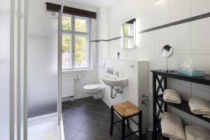 a white bathroom with a sink and a toilet at Kleine Ferienwohnung Uchtenhagen in Bad Freienwalde in Bad Freienwalde