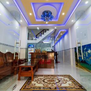 a lobby of a hotel with a blue ceiling at Khách sạn Thảo Lợi in Con Dao