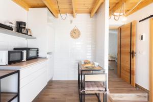 een keuken met een aanrecht en een tafel in een kamer bij Home2Book Boutique Cave Retreat, Candelaria in Candelaria +19 foto's