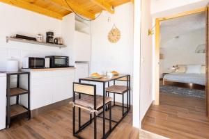 een keuken met een tafel en stoelen in een kamer bij Home2Book Boutique Cave Retreat, Candelaria in Candelaria
