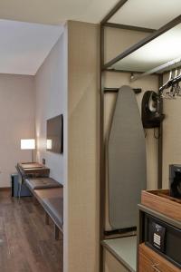 TV a/nebo společenská místnost v ubytování AC Hotel by Marriott Minneapolis Downtown