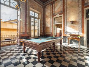 - un billard dans une pièce avec cheminée dans l'établissement Casa Indiana en el corazón de Begur, à Begur