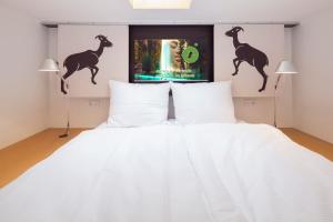 Una cama o camas en una habitación de Nala Individuellhotel