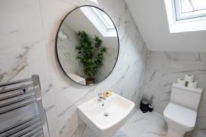 Koupelna v ubytování Watford Quality 3-bedroom Flat