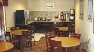 Zona de lounge sau bar la Days Inn by Wyndham Muncie -Ball State University