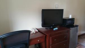 A television and/or entertainment centre at Dartmouth Motor Inn