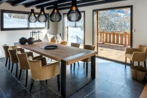 ein Esszimmer mit einem Holztisch und Stühlen in der Unterkunft La Superba in Allos