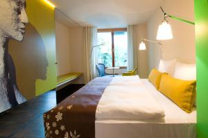 Una cama o camas en una habitación de Nala Individuellhotel