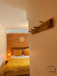 Un dormitorio con una cama con cabecero de madera. en Villa Urbain, en Brujas
