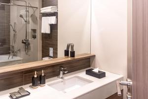 Metropolis Suites Bangkok, Tapestry Collection by Hilton的一间浴室