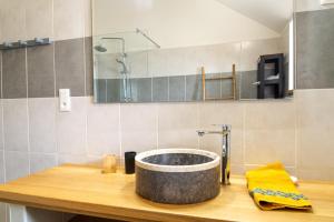 baño con lavabo de piedra en una encimera de madera en La grange d'elie et rosa, en Le Pont-de-Montvert 33 fotos más