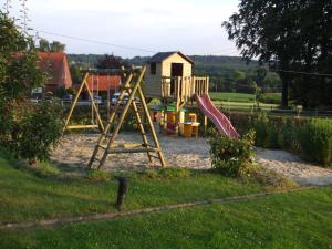 ein Spielplatz mit Rutsche im Hof in der Unterkunft Ferienwohnung Schau ins Land in Tecklenburg