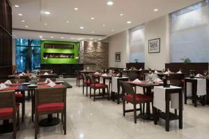 Um restaurante ou outro lugar para comer em NH Mendoza Cordillera