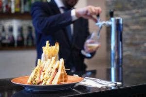 Comida no hotel ou em algum lugar perto